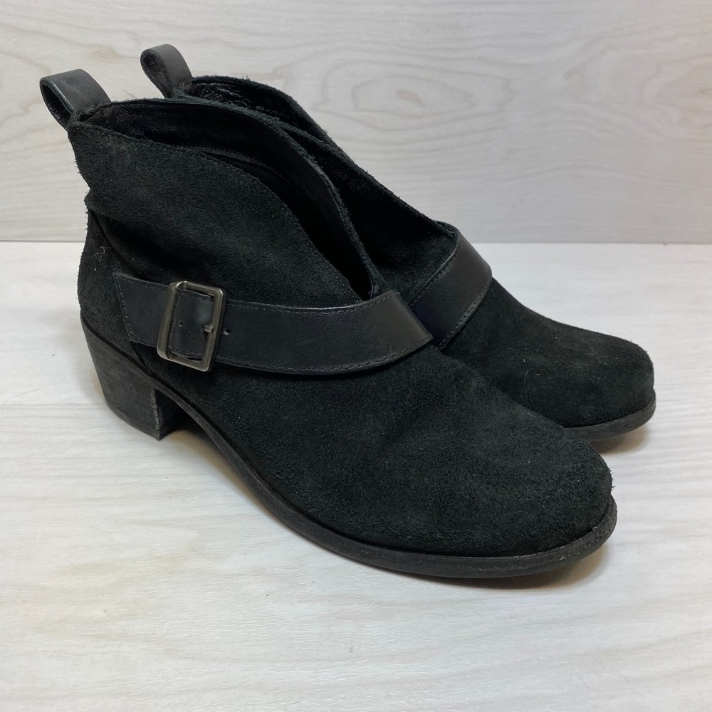 UGG Australia Wright Belted‎ Ankle Boots Women Size 7.5 Black Suede Block Heel
